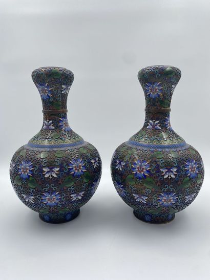 null CHINE

Paire de vases balustres en bronze et émaux cloisonnés à décor de pivoines...