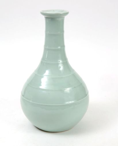 null CHINE 

Vase bouteille en porcelaine céladon à décor annulé 

Marque en bleu...