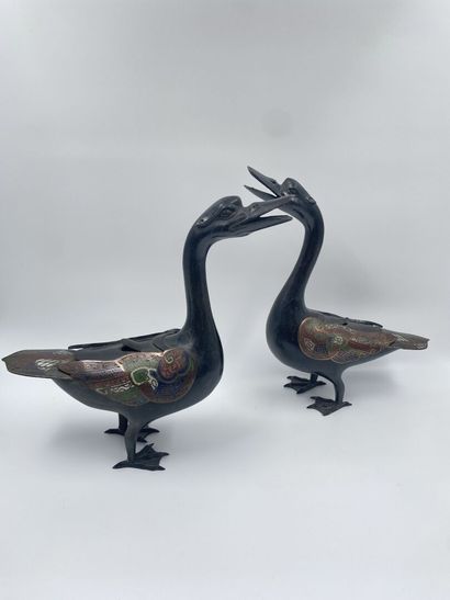 null JAPON

Paire de canards en bronze patiné, les ailles en émaux cloisonnés. 

H....