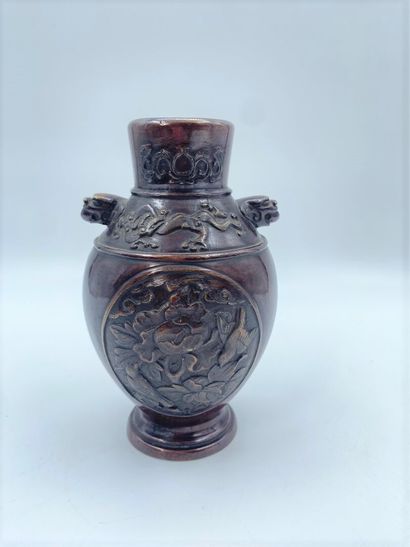 null CHINE

Petit vase en bronze émaillé à décor en relief d'oiseaux dans un médaillon,...