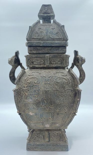 null CHINE

Vase couvert de forme balustre à pans coupés en grès émaillé les anses...