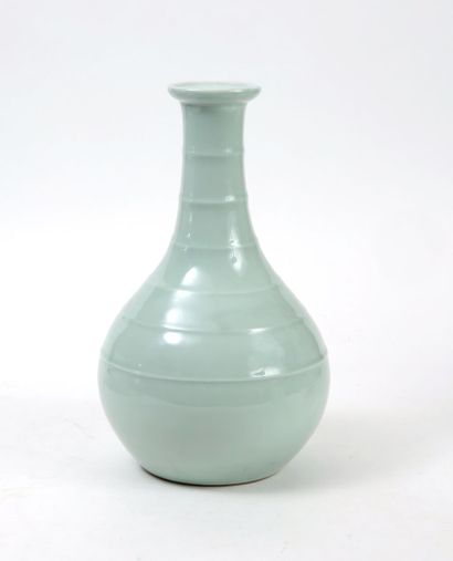 null CHINE 

Vase bouteille en porcelaine céladon à décor annulé 

Marque en bleu...
