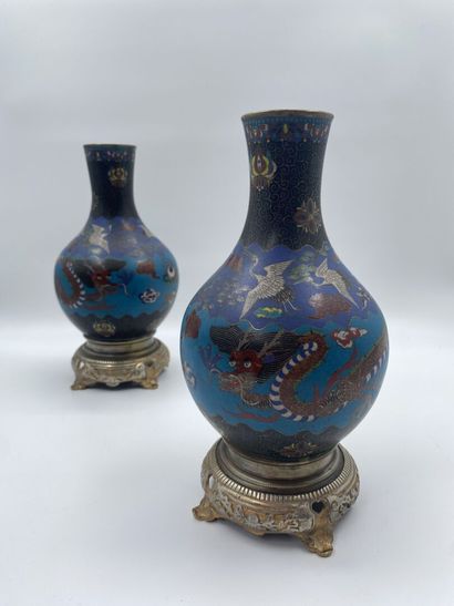 null CHINE

Paire de vases balustre en bronze à décor en émaux cloisonnés de dragons...