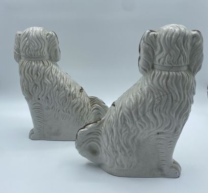 null STAFFORSHIRE 

Paire de sujets en porcelaine émaillée figurant des chiens assis....