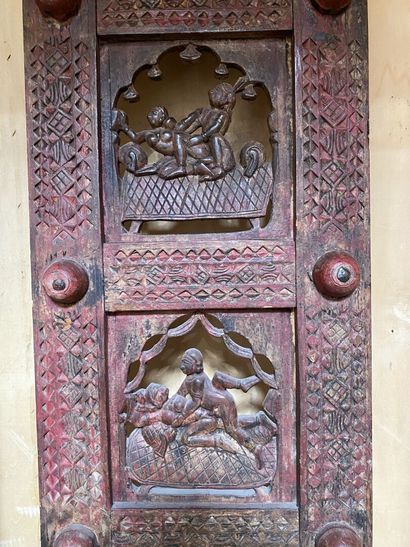 null INDE, XIXe siècle 

Deux panneaux en bois sculpté à décor de l'imagerie du Kamasutra....