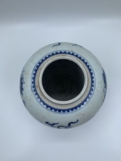null CHINE

Pot à gingembre en porcelaine à décor en camaïeu bleu de dragons pourchassant...