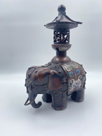 null CHINE

Brûle parfum en bronze et émaux cloisonné figurant un éléphant d'apparat....