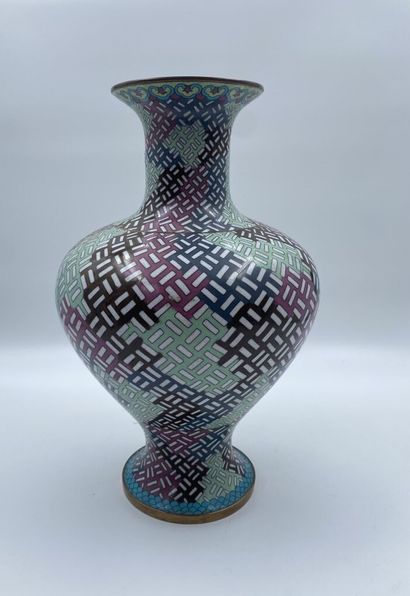null CHINE

Vase balustre en émaux cloisonnés à décor géométrique. 

H. : 37,5 c...
