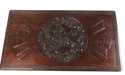 null CHINE - Vers 1900

Coffre de forme rectangulaire en bois sculpté d'un médaillon...