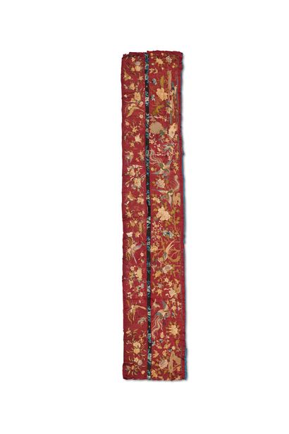 null CHINE - XIXe siècle

Panneau en soie rouge foncé brodé aux fils polychromes...