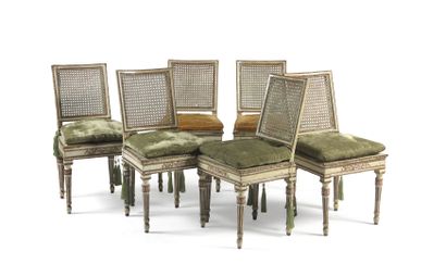 null Suite de six chaises, deux fauteuils et un canapé cannés en bois mouluré, sculpté...