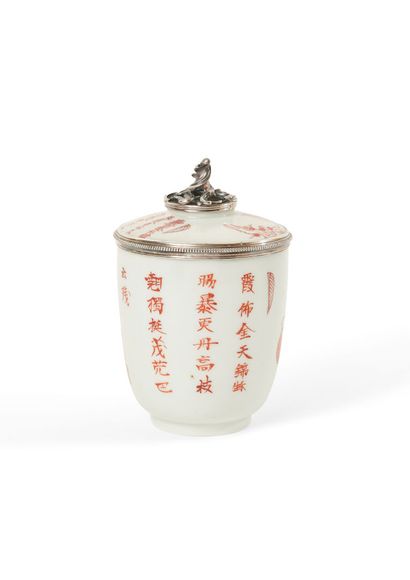 null JAPON : gobelet couvert en porcelaine décoré en rouge de fer et or, d'oiseaux...