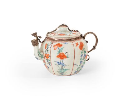 null JAPAN (ARITA)

Covered teapot in ribbed porcelain with polychrome Kakiemon decoration...