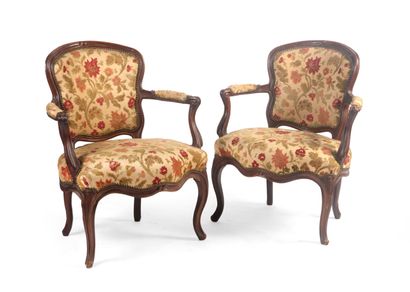 null Suite of two armchairs and two chairs in molded walnut with large cabriolet...