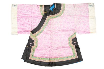 null CHINE - Vers 1900

Veste de femme fermée sur le côté en soie rose damassée de...