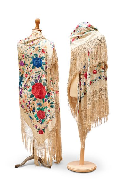 null CHINA, Canton - About 1900

Set of two shawls in unbleached silk, one of square...