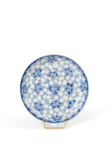 null Chine

Petite coupe en porcelaine à décor en camaïeu bleu de prunus sur fond...