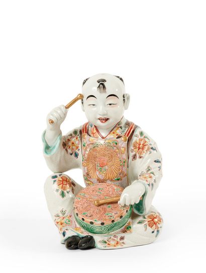 null Japon

Enfant assis au tambourin en porcelaine à décor polychrome et or. 

Fin...