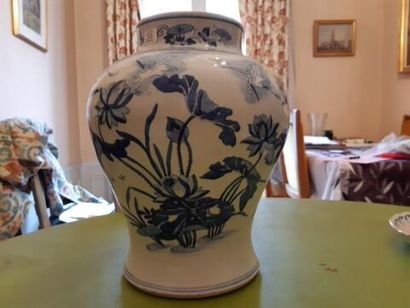 null China

Porcelain vase of baluster form with blue underglaze decoration of cranes...