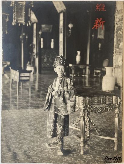 null Asie, Indochine, Viet Nam. 

Portraits attribués à deux empereurs jeunes : un...