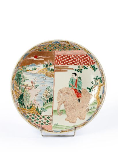 null Japon 

Plat rond en porcelaine à décor polychrome et or d'un Japonais à dos...