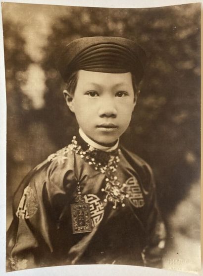null Asie, Indochine, Viet Nam. 

Deux portraits de sa Majesté Bo i jeune, empereur...