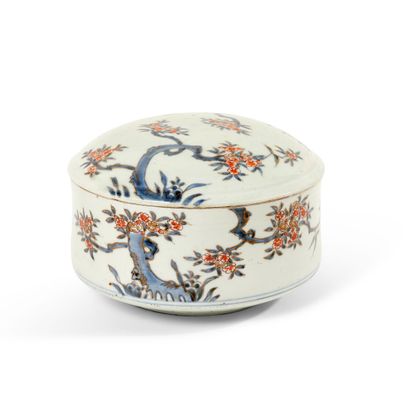 null JAPAN

Round covered porcelain box with blue underglaze decoration enhanced...