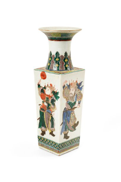 null Chine

Vase en porcelaine à décor polychrome de Chinois en armure sur la panse,...