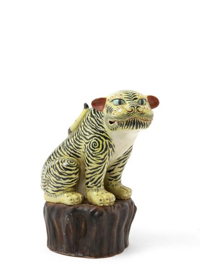 null Japan

Porcelain tiger with polychrome decoration of the Kutani family.

H....