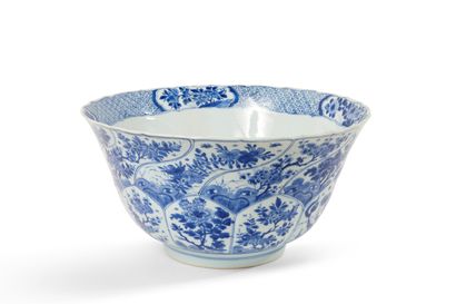 null China

Porcelain bowl with contoured rim decorated in blue monochrome with flowering...