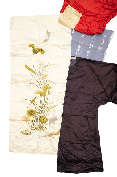null CHINE, Canton - Vers 1900

Ensemble de textiles:

- panneau en soie écru brodés...