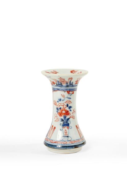 null Japon 

Petit vase en porcelaine à décor bleu et rouge d'animaux et de fleurs...