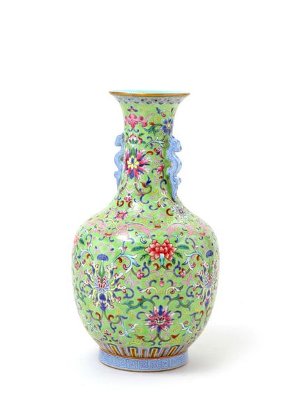 null Chine 

Vase de forme balustre à deux qilong en porcelaine à décor polychrome...