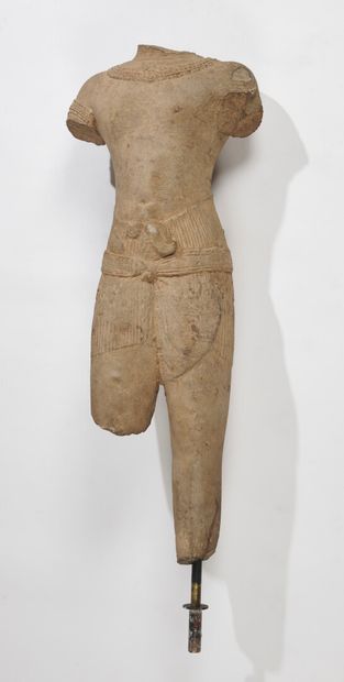 null CAMBODIA - Khmer period, BAPHUON, 11th century

Torso of a male deity in sandstone,...
