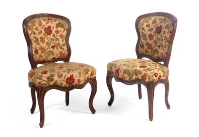 null Suite of two armchairs and two chairs in molded walnut with large cabriolet...