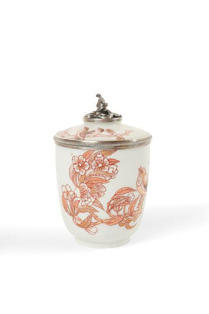 null JAPAN: porcelain covered cup decorated in iron red and gold, with perched birds,...