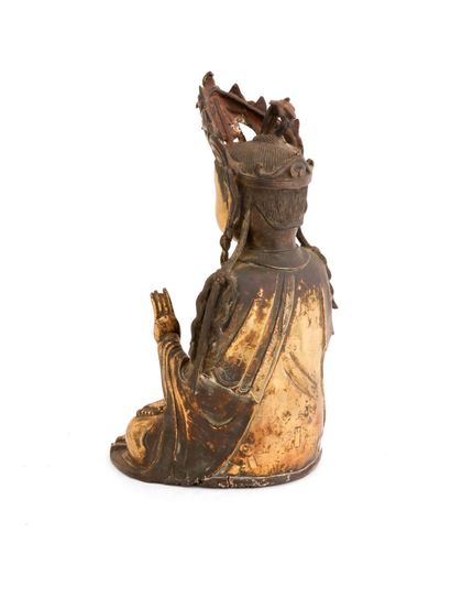 null CHINE - Époque MING (1368 - 1644)

Statuette de Guanyin en bronze doré, assise...