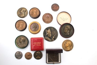 null France 

Lot de quatorze médailles en bronze : 1782, fondation de Montigny,...