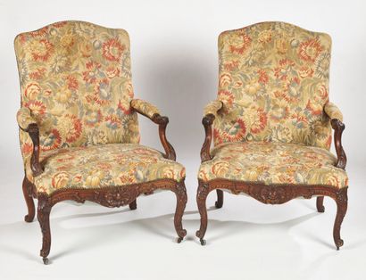 null Pair of armchairs in carved elm decorated with shells, rocaille and foliage,...