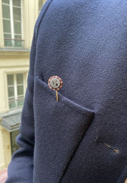 null Tie pin in yellow gold 750 thousandths, the end decorated with an intaglio in...