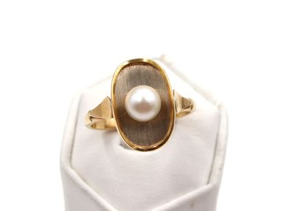 null Ring in yellow gold 750 thousandths the center decorated with a pearl of culture.

Turn...