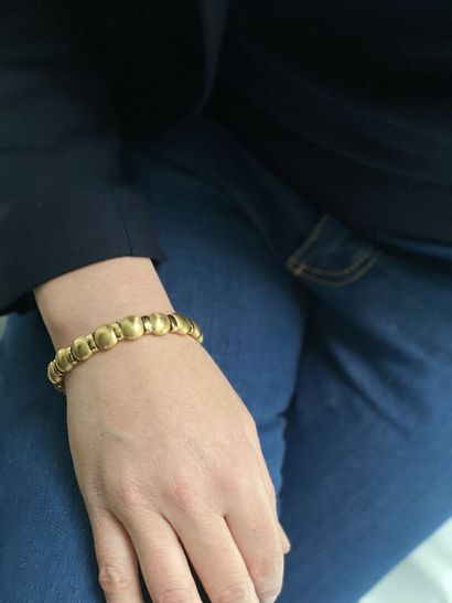 null Articulated bracelet in yellow gold 750 thousandths, the links of round and...