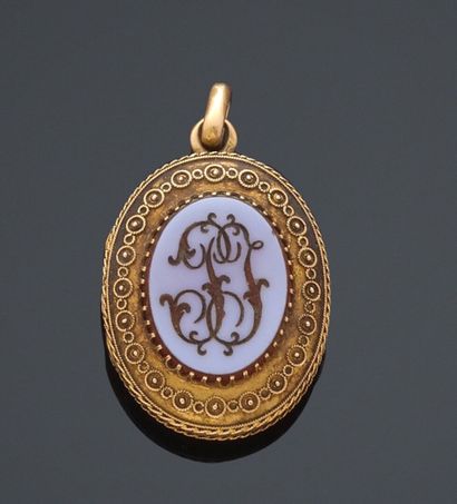 null Pendant medallion opening of oval shape in yellow gold 750 thousandth engraved...