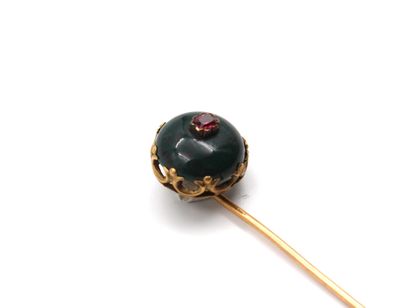 null Tie pin in yellow gold 750 thousandths, the end decorated with a cabochon of...