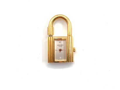 null HERMES model "Kelly".

Watch in yellow gold 750 thousandths featuring a padlock,...