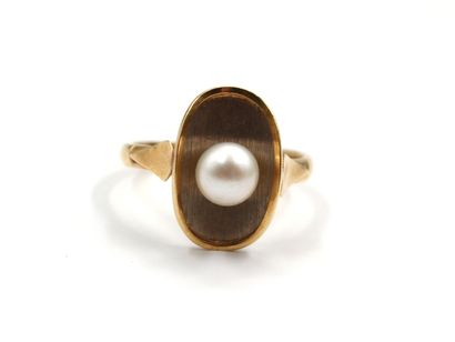 null Ring in yellow gold 750 thousandths the center decorated with a pearl of culture.

Turn...