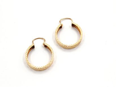 null Pair of creoles in yellow gold 750 thousandths each with faceted decoration.

System...