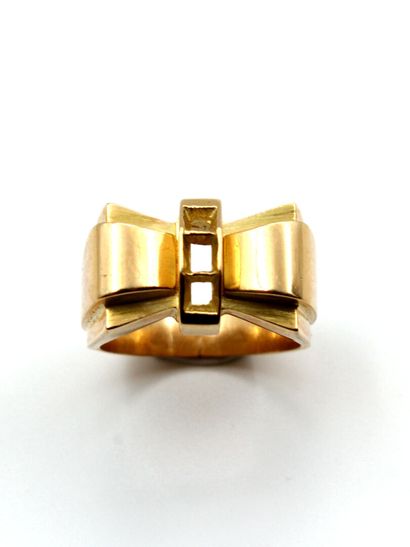 null Ring in yellow gold 750 thousandth, the center representing a knot.

(Missing...