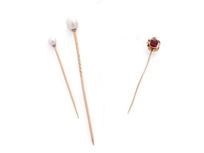 null Lot of three tie pins in yellow gold 750 thousandths, each adorned with a red...