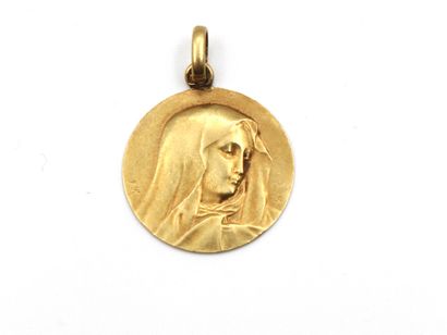 p Medal of round shape in yellow gold 750 thousandths representing the Virgin, the...